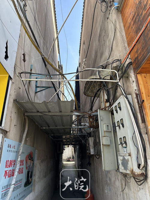 合肥城中村存在的严重电线安全隐患 杂乱五金的缩影